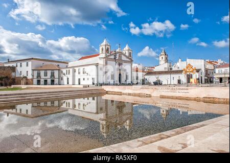 Kirche Santa Maria und Brunnen, Praça da Republica, Lagos, Algarve, Portugal, Europa Stockfoto