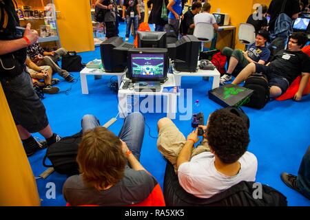 Retro Spiele, Atari computer Spiele und Computer aus den 80er Jahren, Gamescom, die größte Messe der Welt für die interaktive Stockfoto