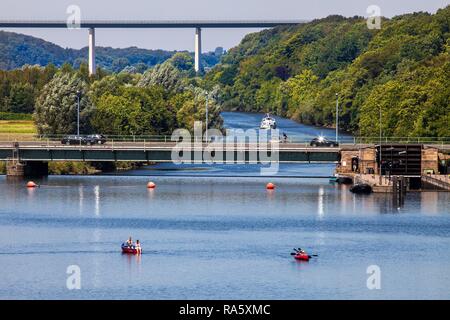 Ruhrgebiet, ein künstlicher See in Kettwig, Blick nach Mülheim an der Ruhr mit Ruhrtalbruecke Brücke, eine Autobahnbrücke Stockfoto