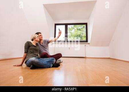 Junge paar selbst fotografieren in eine neue Wohnung Stockfoto