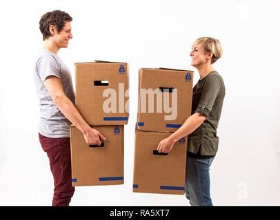 Junges Paar mit beweglichen Kästen Stockfoto