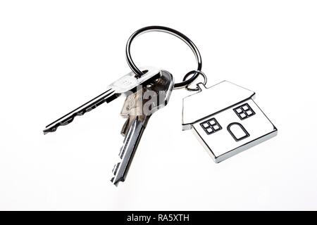 Zwei Tasten mit einem Metall Schlüsselanhänger wie ein Haus aussieht, symbolische Bild für Haus, Immobilien Stockfoto