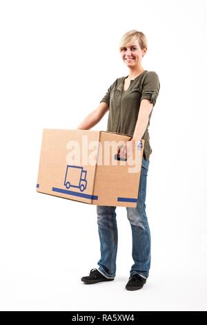 Junge Frau mit einem Kasten Stockfoto