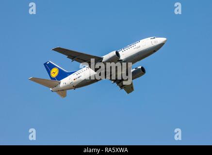 Lufthansa, Boeing 737-500, nachdem es vom Flughafen Düsseldorf, Nordrhein-Westfalen Stockfoto