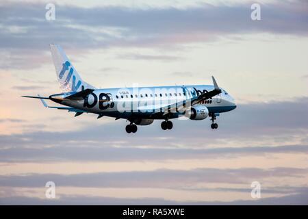 Flybe, Embraer ERJ-175 STD, ERJ -170-200, nachdem es vom Flughafen Düsseldorf, Nordrhein-Westfalen Stockfoto