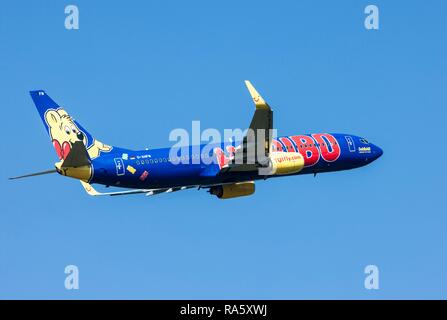 TUIfly, Boeing 737-800, mit Haribo Werbung gemalt, nachdem es vom Flughafen Düsseldorf, Nordrhein-Westfalen Stockfoto