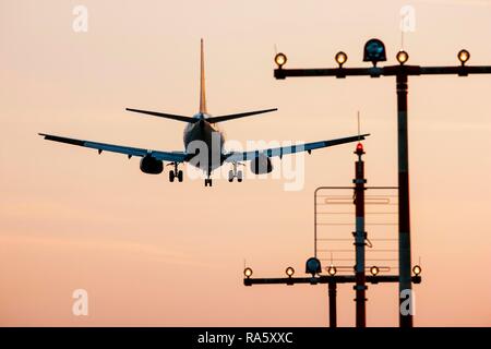 Passenger Jet Landung am Flughafen Düsseldorf International, Düsseldorf, Nordrhein-Westfalen Stockfoto