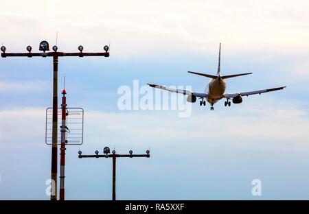 Passenger Jet Landung am Flughafen Düsseldorf International, Düsseldorf, Nordrhein-Westfalen Stockfoto