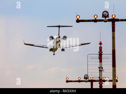 Lufthansa, Canadair Regional Jet CRJ, Passenger Jet Landung am Flughafen Düsseldorf International, Düsseldorf Stockfoto