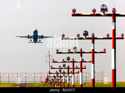 Start- und Landebahn landescheinwerfer vor einem British Airways Airbus A320 Abflug am Flughafen Düsseldorf International, Düsseldorf Stockfoto