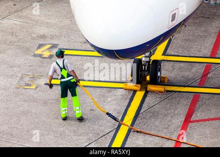 Mitarbeiter des Flughafens, schürze Arbeitnehmer mit einem elektrischen Kabel das Flugzeug aufzuladen, Flughafen Düsseldorf International, Düsseldorf Stockfoto