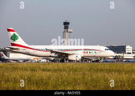 MEA, Middle East Airlines Airbus A320-232 nach der Landung am Flughafen Düsseldorf International, Düsseldorf Stockfoto