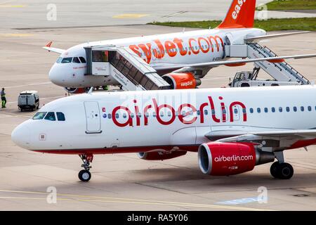 Eine Air Berlin Airbus A320 und Airbus A319 von Easyjet, Manövrieren, der Flughafen Düsseldorf International, Düsseldorf Stockfoto