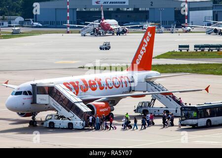 Passagiere verlassen einen Bus und eine Easyjet Airbus A319, Rollfeld des Flughafen Düsseldorf International Stockfoto