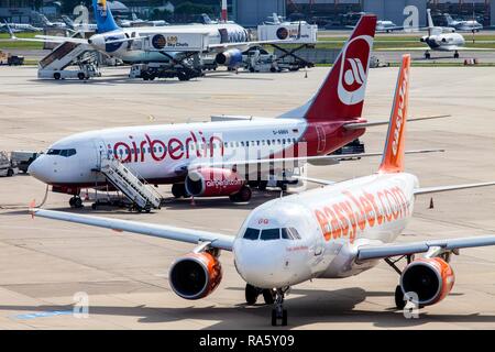 Eine Air Berlin Boeing und eine Easyjet Airbus A319, Rollfeld des Flughafen Düsseldorf International, Düsseldorf Stockfoto