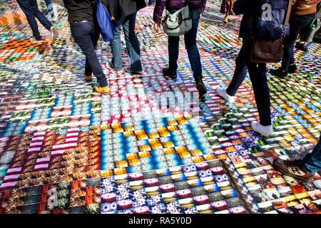 Riesiger Mosaikboden der lomographische Fotos im Innenhof der Kölner Hauptbahnhof, Werbung Kampagne während der Stockfoto