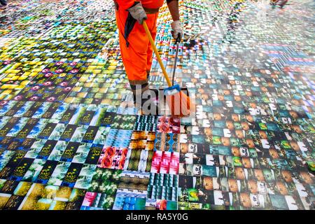 Riesiger Mosaikboden der lomographische Fotos im Innenhof der Kölner Hauptbahnhof, Werbung Kampagne während der Stockfoto