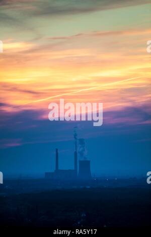 Sonnenuntergang über dem Voerde hart Kohlekraftwerk, STEAG, Voerde, Niederrhein, Nordrhein-Westfalen Stockfoto