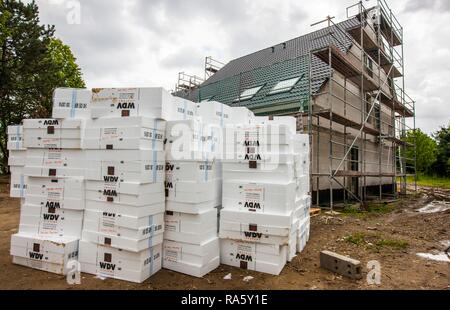 Neubau eines Einfamilienhaus, ein Stapel von Isolierung Material, das sich auf der Baustelle Stockfoto