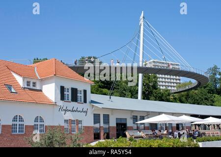 Hafenbahnhof Restaurant und Steg im Hafen, Sassnitz, Rügen, Mecklenburg-Vorpommern Stockfoto