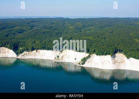 Luftaufnahme, weißen Kreidefelsen in der Nähe von Sassnitz, Rügen, Mecklenburg-Vorpommern Stockfoto