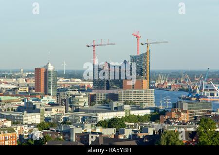 Blick von einem Riesenrad auf dem Weg zur Elbphilharmonie, Hamburger Dom Kirmes, Hamburg Stockfoto