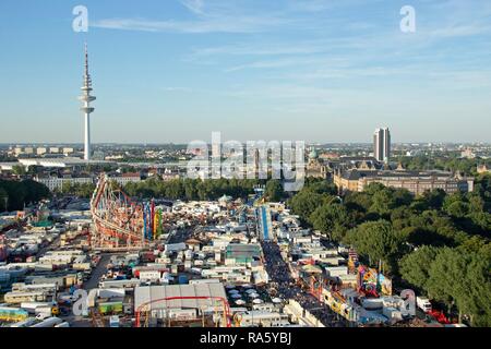 Aussicht vom Riesenrad über Hamburger Dom Kirmes in Richtung Fernsehturm, Hamburg Stockfoto