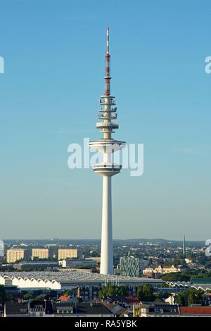 Blick von einem Riesenrad in Richtung Fernsehturm, Hamburger Dom Kirmes, Hamburg Stockfoto