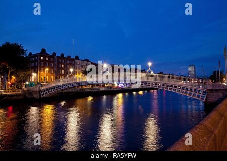 Liffey Brücke, Ha'Penny Bridge, Dublin, Irland, Europa, PublicGround Stockfoto