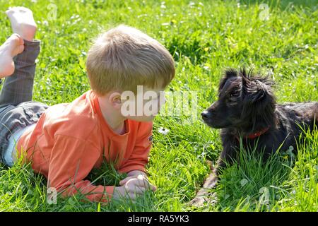 Kleine Junge mit seinem Hund, Zarrentin, Mecklenburg-Vorpommern, Deutschland Stockfoto