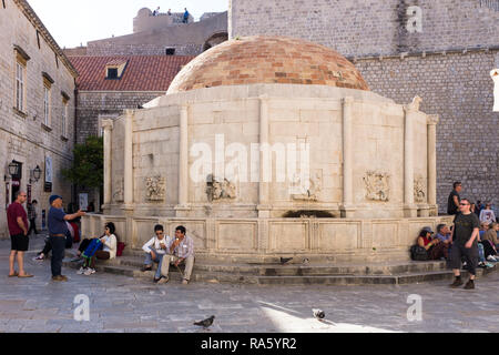 Der Onofrio-Brunnen befindet sich in der Nähe des Haupttores der Altstadt von Dubrovnik und ist ein beliebter Treffpunkt und ein Ort, um sich nach dem Sightseeing auszuruhen. Kroatien. Stockfoto