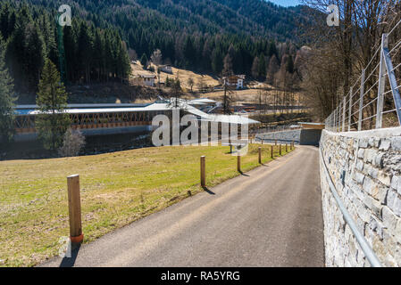 Bürgersteig, Pfad zu Mezzana Bahnhof. Letzte Station von Trient Malè Mezzana Bahnhof im Skigebiet Val di Sole, Folgarida Marilleva, Italien. FTM Stockfoto