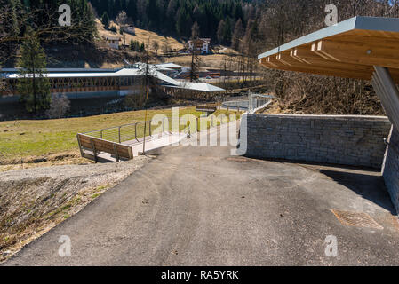 Bürgersteig, Pfad zu Mezzana Bahnhof. Letzte Station von Trient Malè Mezzana Bahnhof im Skigebiet Val di Sole, Folgarida Marilleva, Italien. FTM Stockfoto