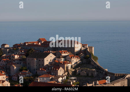 Aussicht vom Hügel hinter den alten Stadtmauern von Dubrovnik, ein Juwel in der kroatischen Krone an der kroatischen Adriaküste. Stockfoto
