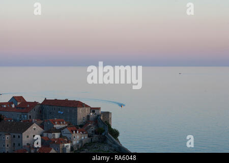 Aussicht vom Hügel hinter den alten Stadtmauern von Dubrovnik, ein Juwel in der kroatischen Krone an der kroatischen Adriaküste. Stockfoto