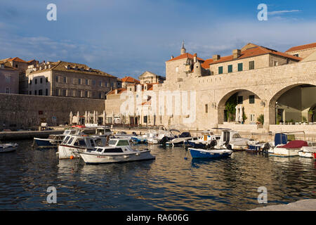 Porat Hafen ist ein kleiner Fischerort, der Dock für kleine Yachten und Boote neben der historischen Stadt Dubrovnik, Kroatien. Stockfoto