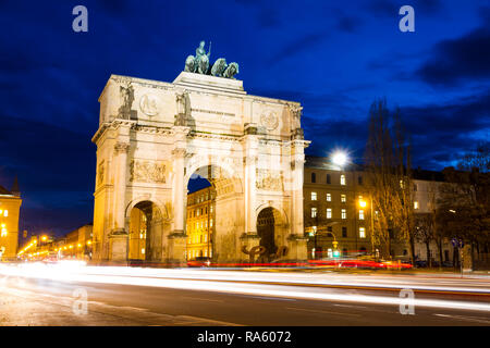 Das siegestor (1852) (Deutsch: Sieg Tor) ist ein drei rundbogigen Triumphbogen in München, Deutschland Stockfoto