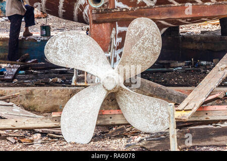 Schiffe Propeller auf Fischerboot im Trockendock für Reparaturen, Sichon, Thailand Stockfoto