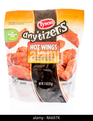 Winneconne, WI - 30. Dezember 2018: eine Tasche von Tyson anytizers Chicken hot Wings Buffalo Stil auf einem isolierten Hintergrund. Stockfoto