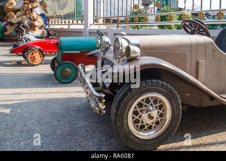 Reihe von antiken Tretautos für Verkauf, Damnoen Saduak, Thailand Stockfoto