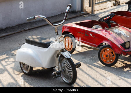 Pedal Dreirad und Pedal Car dor Verkauf am Markt, Damnoen Saduak, Thailand Stockfoto