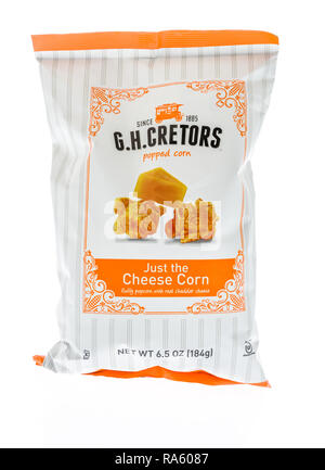 Winneconne, WI - 30. Dezember 2018: eine Tasche von G.h. cretors Käse Geschmack Popcorn auf einem isolierten Hintergrund. Stockfoto