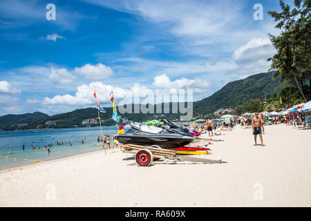 Phuket, Thailand - 12. November 2018: Jetskis und Touristen am Patong Beach. Dies ist einer der beliebtesten Resorts auf der Insel. Stockfoto