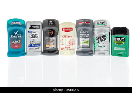 Winneconne, WI - 30. Dezember 2018: eine Sammlung von mens top Antiperspirant Deodorant einschließlich Grad, die rechte Schutzabdeckung, ax, Old Spice, Taube, Speed stick Stockfoto