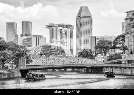 Bum Boote auf dem Singapore River und Hotels skyline Stockfoto