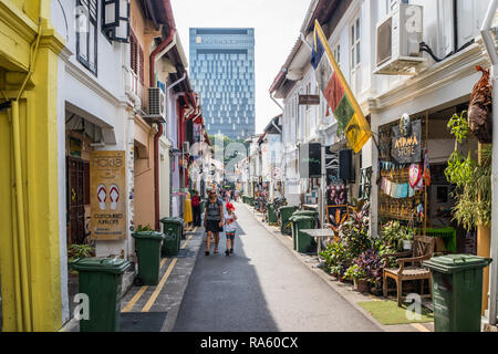 Singapur - 22. Dezember 2018: die Touristen wandern in Haji Lane. Dies ist in der Kampong Glam Bereich Stockfoto