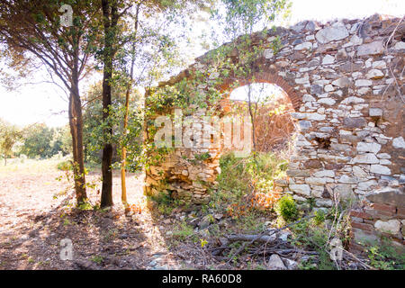 Ruinen einer ehemaligen Mine english Unternehmen bis um 1900 eingestellt und in der Toskana, Italien, für ein paar Jahre Stockfoto