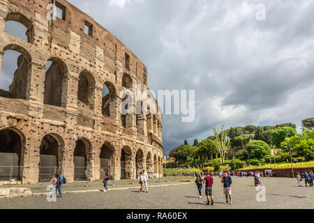 Rom, Italien, 17. Mai 2018 - große Gruppe von Touristen wandern rund um das Kolosseum in einem Sommer cloud Tag in Rom, Italien Stockfoto