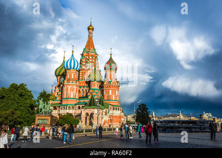 Moskau, Russland - 8. Juni 2018 - Die erstaunlichen Basilius-kathedrale mit Touristen vor der es in einer sehr dramatischen bewölkter Himmel Stockfoto