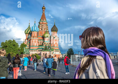 Moskau, Russland - 8. Juni 2018 - junge Frau in der Kathedrale die erstaunliche St. Basil's Suche mit Touristen vor der es in einer sehr dramatischen cl Stockfoto